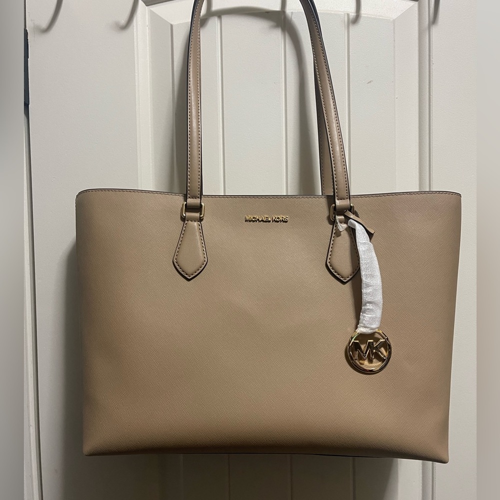Michael Kors Sheila Large Tote Bag
Camel